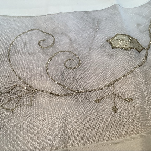 Christmas Tablecloth Metallic Gold Cutwork Scalloped Edge 66” Round Sam Hedaya - Picture 4 of 4